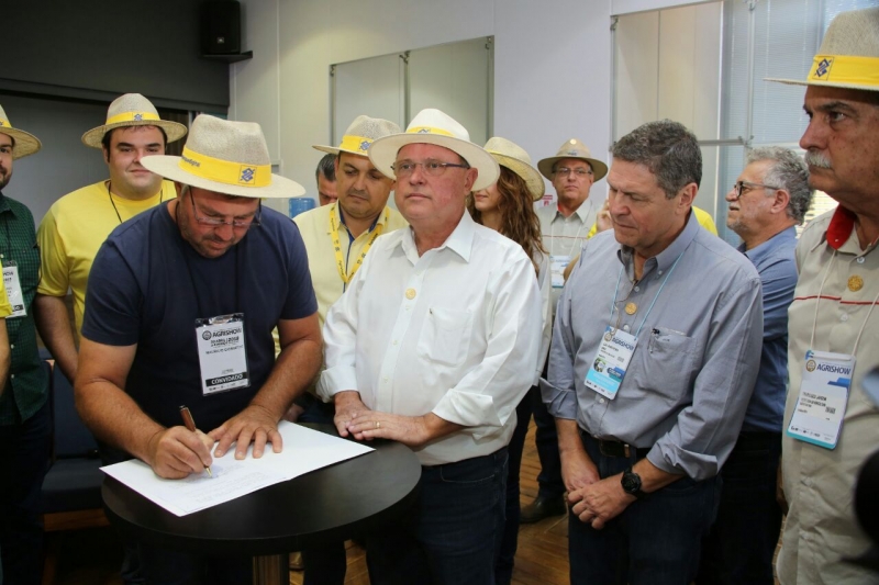 Ministro da Agricultura (de branco) visitou a Agrishow, em Ribeirão Preto, nesta sexta-feira