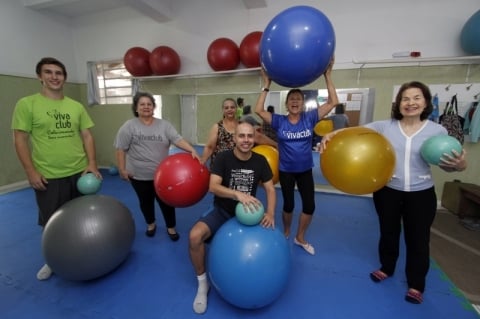 Rafael � propriet�rio do VivaClub, espa�o voltado para fazer a terceira idade se mover