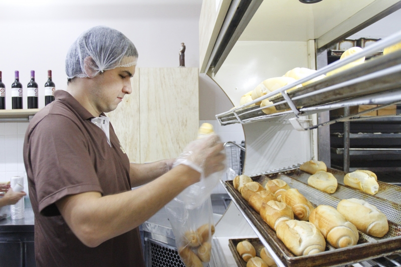 Negócios tradicionais dirigidos por jovens, na padaria Pão e Sabor no bairro Tristeza em Porto Alegre.
na foto: Rodrigo  Foto: CLAITON DORNELLES /JC