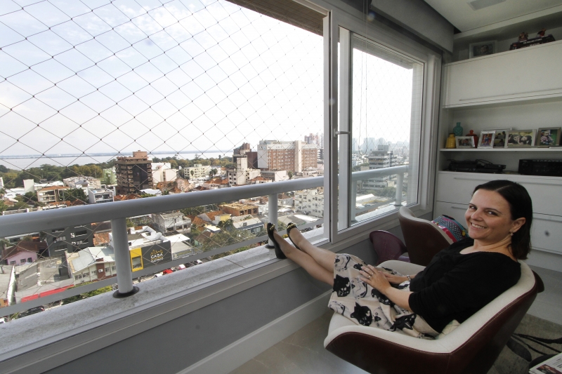 Tatiana mora e trabalha de frente para o Guaíba