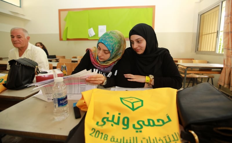 Delegadas do Hezbollah verificam a lista em uma seção eleitoral em Beirute