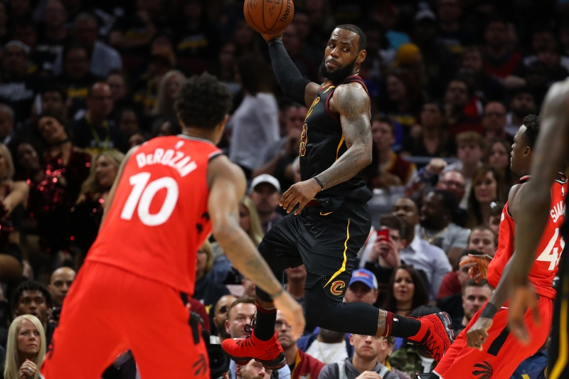 LeBron (ao centro) foi o destaque da partida, com 38 pontos, seis rebotes e sete assistências