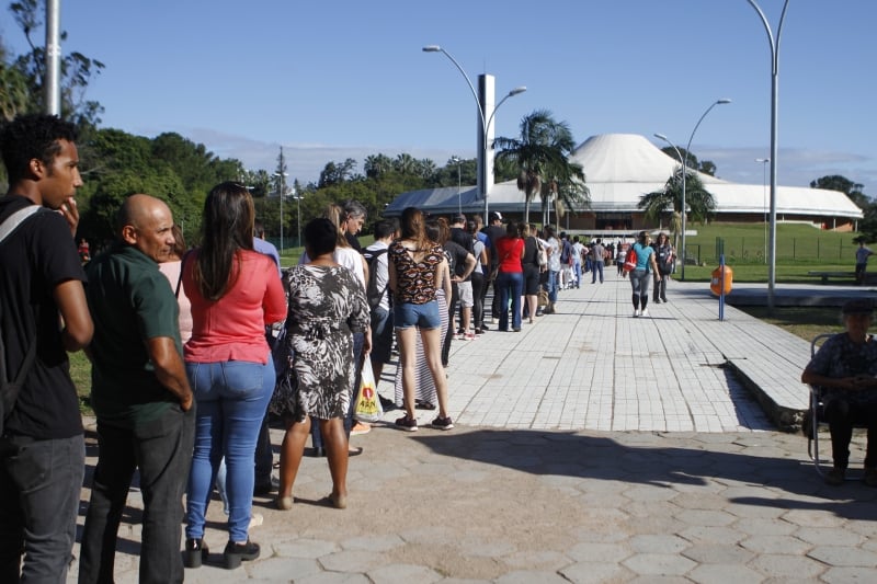 Evento no Auditório Araújo Vianna ofereceu cerca de duas mil vagas de emprego e estágio