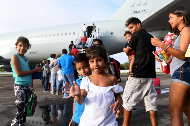 Refugiados chegaram em Roraima e embarcaram em direção a Manaus e São Paulo na segunda-feira (8)