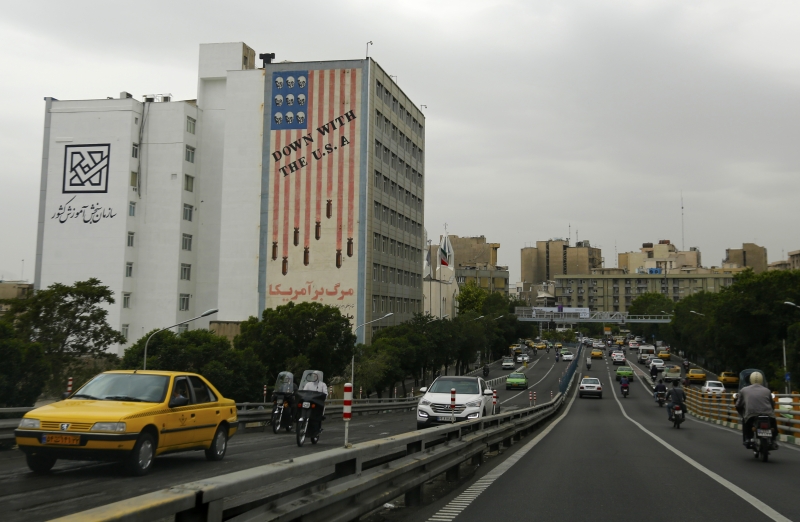 O slogan anti-EUA é visto em prédio da capital iraniana antes da decisão de Trump sobre o programa