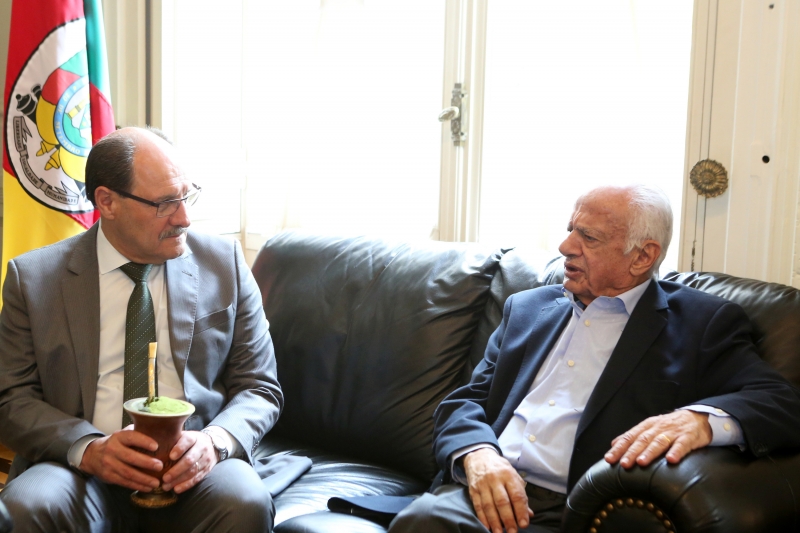 José Ivo Sartori recebeu o ex-senador Pedro Simon, que fez um apelo: "nós precisamos de ti"