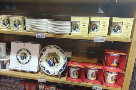 Lojas de souvenires em Londres vendiam as lembrancinhas