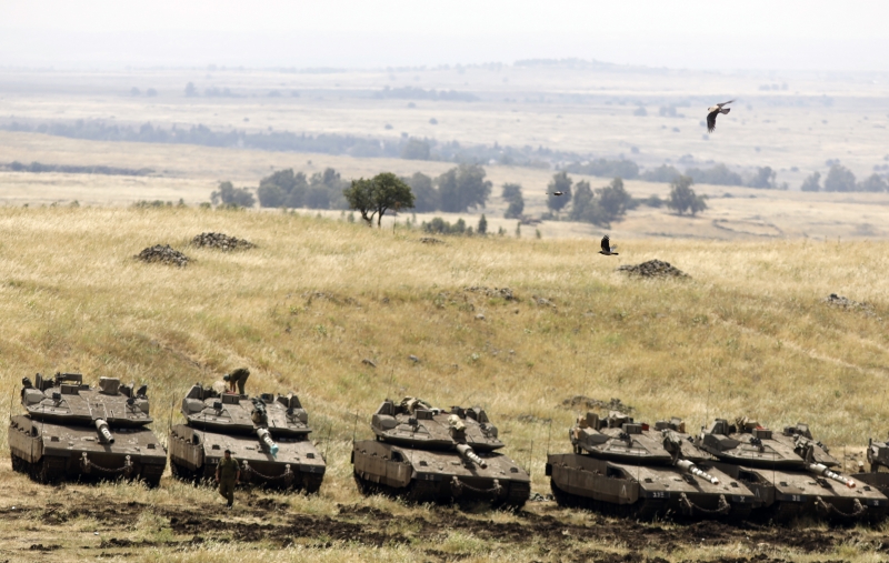 Tanques israelenses se preparavam para o ataque nas colinas de Golã da fronteira com a Síria 