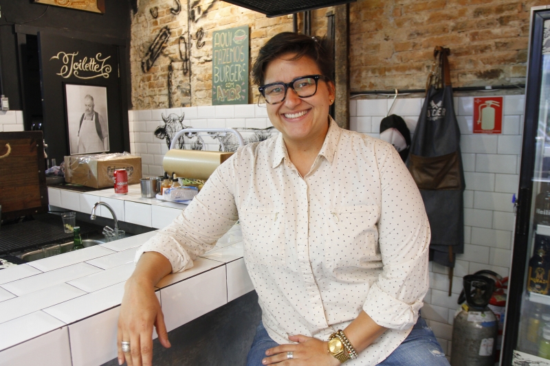 Viviane Ruskowski de Azevedo, propriet&aacute;ria do Butcher Burger Foto: CLAITON DORNELLES /JC