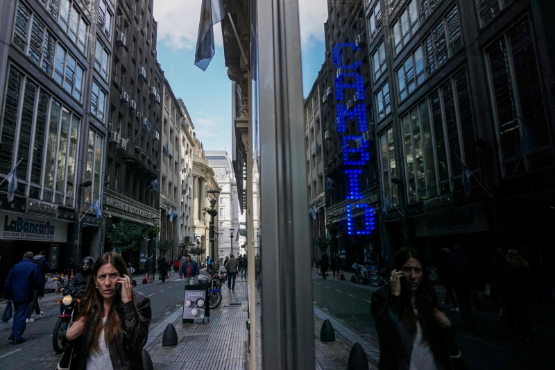  Em algumas casas de câmbio de Buenos Aires, dólar era cotado em 41,75 pesos para a venda