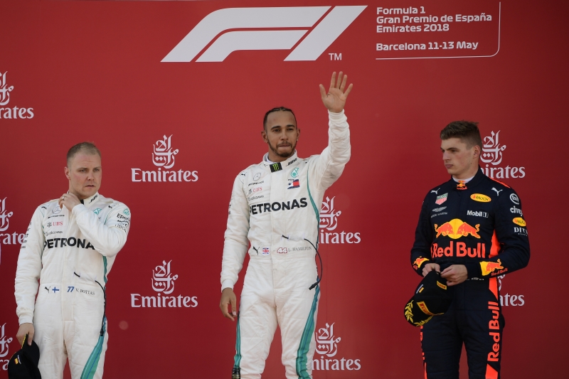 Hamilton celebra a conquista na Espanha; completaram o pódio Bottas e Verstappen (D)