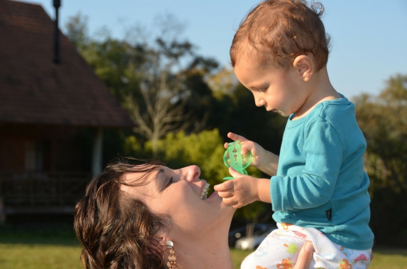 Natalia Caliari, da Compos&eacute;, e o filho Samuel Foto: Arquivo pessoal/JC