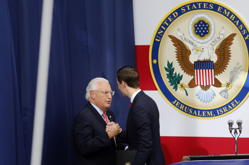 O embaixador dos EUA em Israel e o conselheiro da Casa Branca durante abertura da embaixada