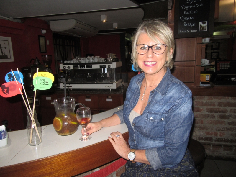 Cacaia Bestetti em noite de apresentação do novo cardápio, assinado por Jorge Nascimento, para o Café do Porto