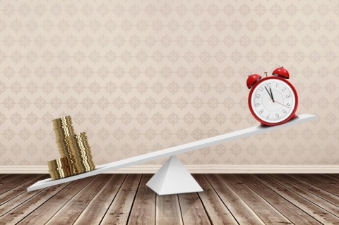 Contabilidade - tempo, dinheiro, impostos, carga tribut�ria - divulga��o Creativeart - Freepik.com
Digital composition of alarm clock and stack of coins balancing on seesaw against patterned wall