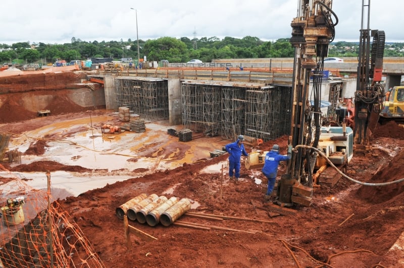 Para analistas, a economia vai superar o legado da crise das grandes empreiteiras; algumas companhias de médio porte, no entanto, estão ocupando espaço ao se associarem a terceiras  