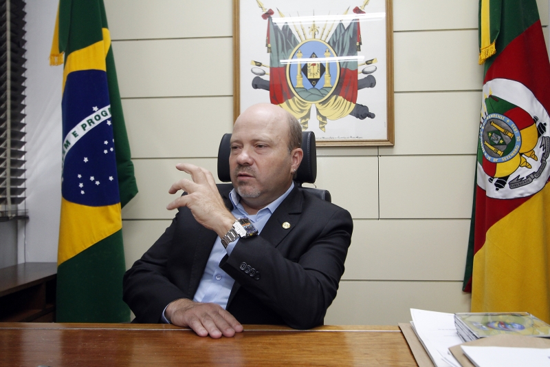 Marlon Santos vai buscar parecer jurídico da procuradoria sobre consulta popular