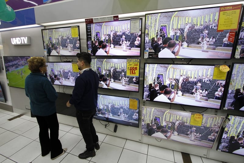 O número de lares sem televisão cresceu de 3,8 milhões para 4,5 milhões