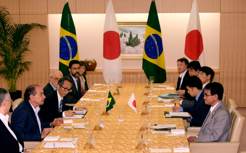 Aloysio Nunes Ferreira (segundo � esquerda) se reuniu com o ministro de rela��es exteriores do Jap�o