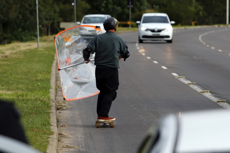 Equipamento produzido em Porto Alegre prop�e pr�tica de esporte aqu�tico em locais secos