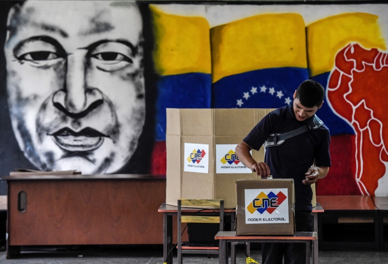 Apenas metade da população foi às urnas decidir sobre manutenção ou não do chavismo no domingo 