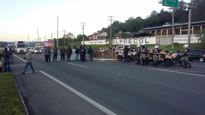Na RS-122, em São Sebastião do Caí, os bloqueiam fecham a rodovia em intervalos de 30 minutos