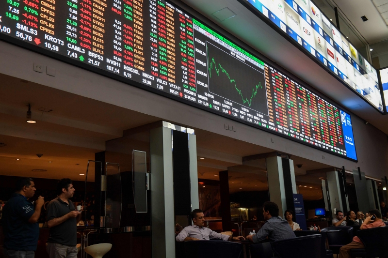 Depois da tributação, os lucros são distribuídos aos seus acionistas e sócios, que não pagam imposto