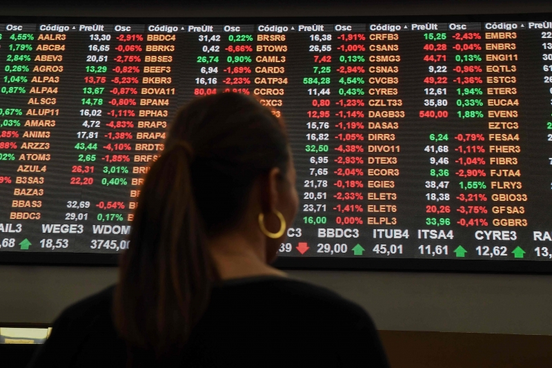 Aplicar em ações está mais atrativo, mas é preciso lembrar dos riscos