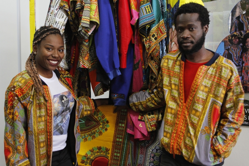 Iyá e Kadi são sócios na loja Consone, aberta em Porto Alegre há pouco mais de dois meses para a venda de vestuário trazido da África Foto: LUIZA PRADO/JC