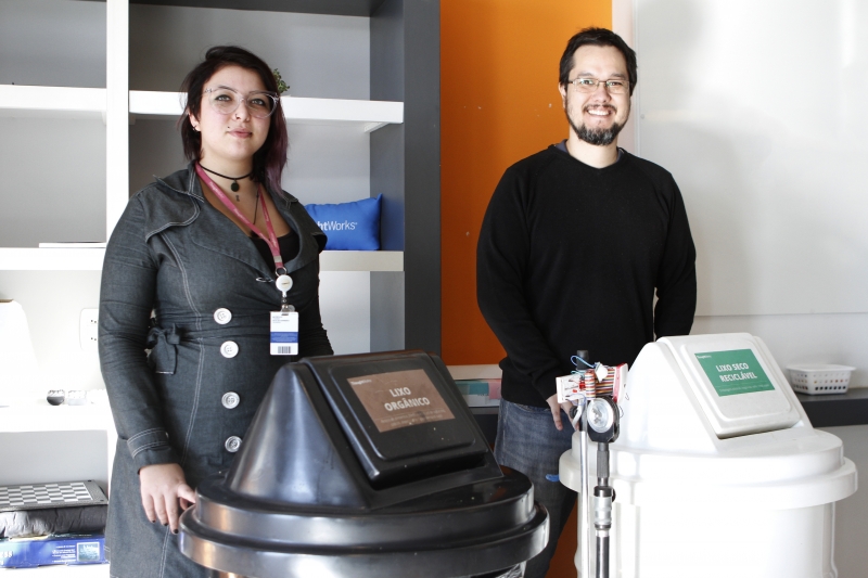 Andressa e Maeda desenvolveram lixeiras falantes que indicam o tipo de resíduos