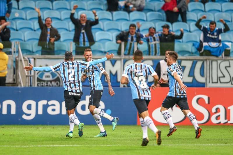 Luan celebra com companheiro o único tento do Grêmio na partida