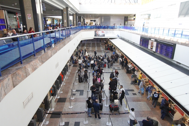 Operação no aeroporto da capital gaúcha está garantida até o fim da tarde de terça-feira