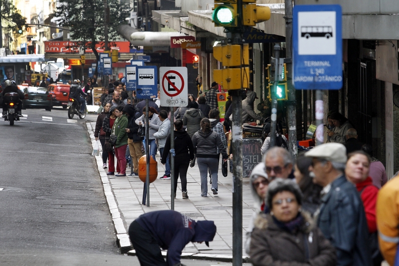 Oferta menor de transporte p&uacute;blico tem deixado paradas lotadas desde a semana passada
