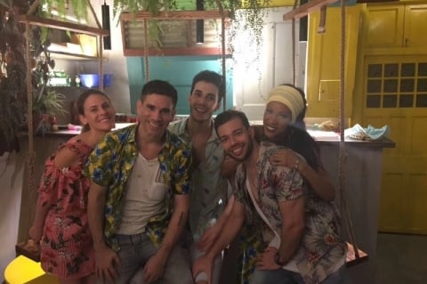 Ricardo (segundo da esquerda para a direita) era funcion�rio da Renner