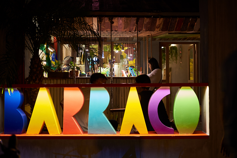 Pelo mundo - empreendedores brasileiros que abrem neg&oacute;cios fora do Brasil. Ricardo Tavares Galvan, dono do Barraco, bar e caf&eacute; em Shangai, na China - ambiente interno da casa   Foto: Ricardo Galván/Divulgação/JC