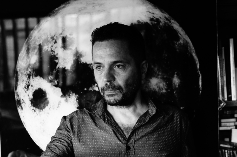 Músico apresenta músicas de seu novo disco, Uno, no Theatro São Pedro