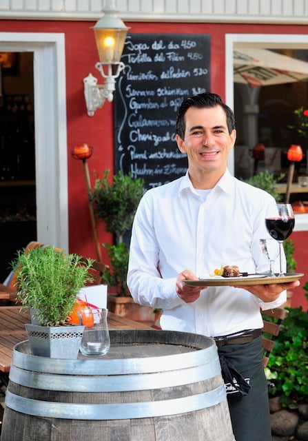 Gera&ccedil;&atilde;o E - reportagem de empreendedores pelo mundo - brasileiro de Sombio (SC)  Fabiano da Cunha Miguel, 41 anos, tem rede de bistr&ocirc;s em Hamburgo, na Alemanha, Filon Tapas Bar. Gastronomia Foto: Gabriela Elmgren/Bild Zeitung/Divulgação/JC