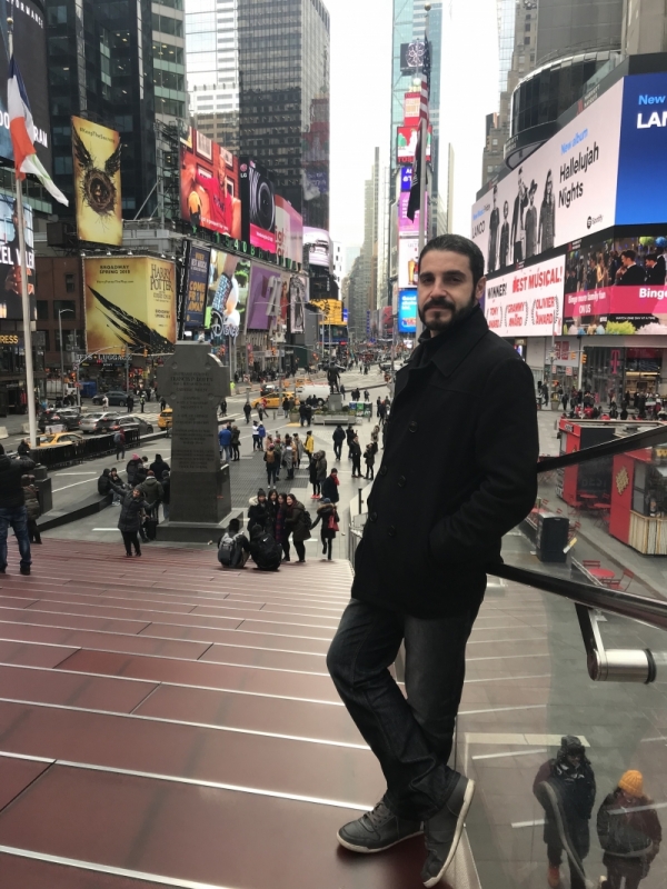 Pelo mundo, empreendedores do Brasil que abrem neg&oacute;cios no Exterior - Raphael Jacovani, dono da ag&ecirc;ncia de tradu&ccedil;&atilde;o e int&eacute;rprete Across Interpreting, foto em Nova Iorque durante trabalho que fez de int&eacute;rprete a comitiva ga&uacute;cha na NRF 2018 e em visitas a lojas na cidade Foto: PATRICIA COMUNELLO/ESPECIAL/JC