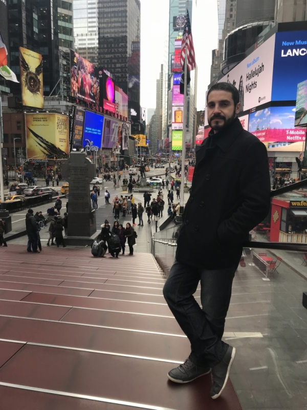 Pelo mundo, empreendedores do Brasil que abrem negócios no Exterior - Raphael Jacovani, dono da agência de tradução e intérprete Across Interpreting, foto em Nova Iorque durante trabalho que fez de intérprete a comitiva gaúcha na NRF 2018 e em visitas a lojas na cidade Foto: PATRICIA COMUNELLO/ESPECIAL/JC