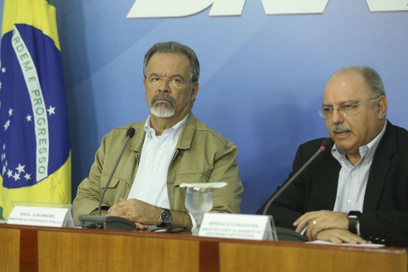 Raul Jungmann e Sérgio Etchegoyen  (d) durante entrevista após reunião do gabinete de monitoramento no Palácio do Planalto