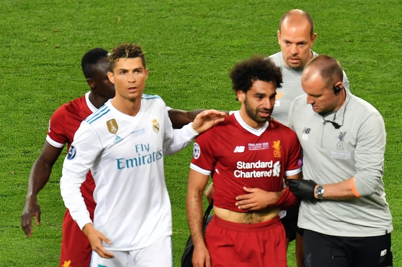 Mohamed Salah recebe o cumprimento de Cristiano Ronaldo no momento em que é substituído