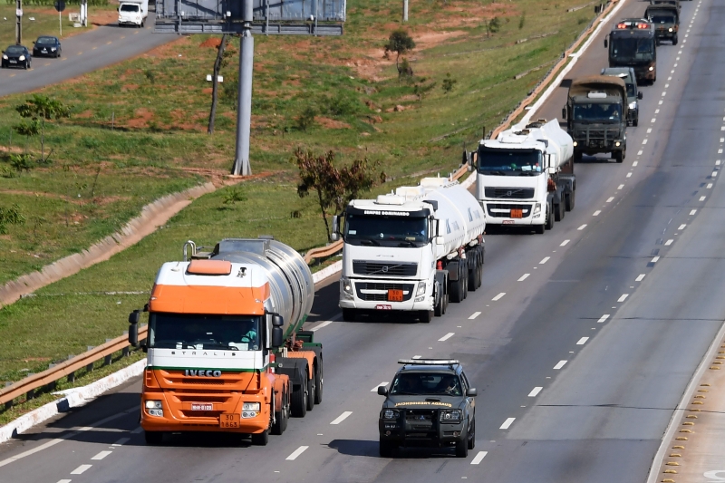 Para garantir o abastecimento de combustíveis nos postos do País, Exército precisou escoltar caminhões 