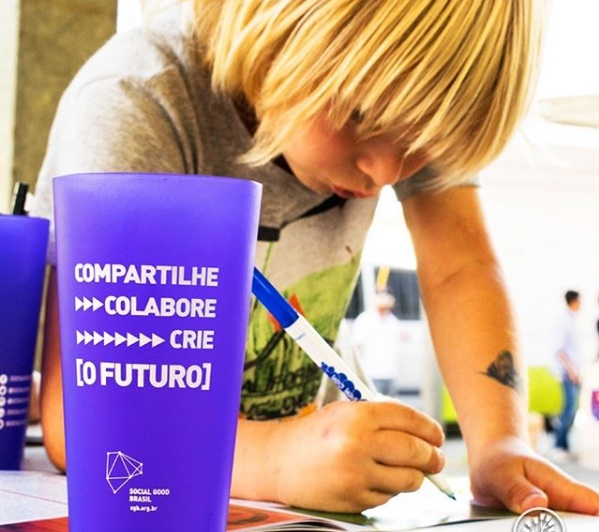 Marca apresenta-se como uma empresa de sustentabilidade que se mostra através do copo 