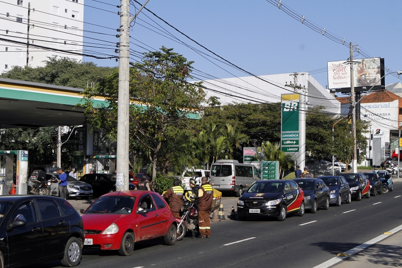 Cerca de 400 motoristas estavam no aguardo para abastecer no Petrópolis Auto Posto, na Protásio Alves 
