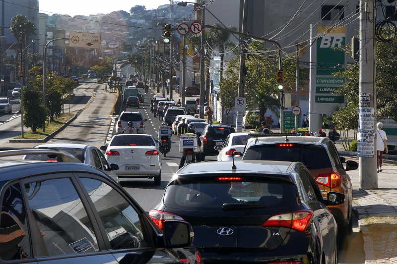 Fila em posto de combustível na avenida Protásio Alves deu volta em quarteirão