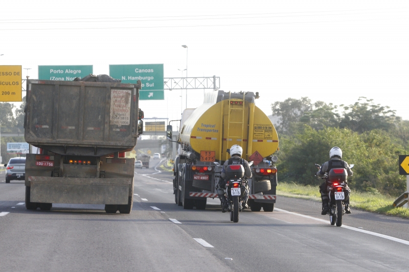 BM escoltou mais de 800 caminhões com combustível desde domingo na Região Metropolitana