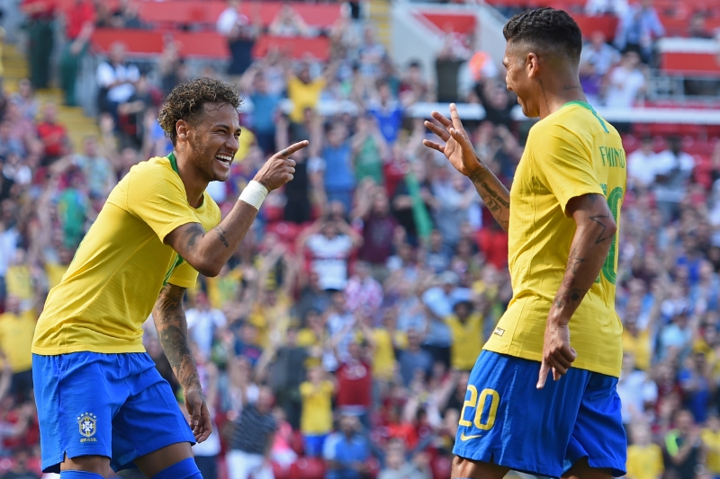 Neymar e Roberto Firmino comemoram o segundo tento dos brasileiros contra os croatas