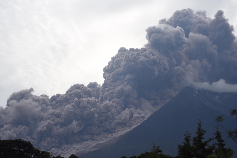 O vulcão entrou em atividade no domingo e lançou cinzas e rochas a 4,5 mil metros acima do nível do mar