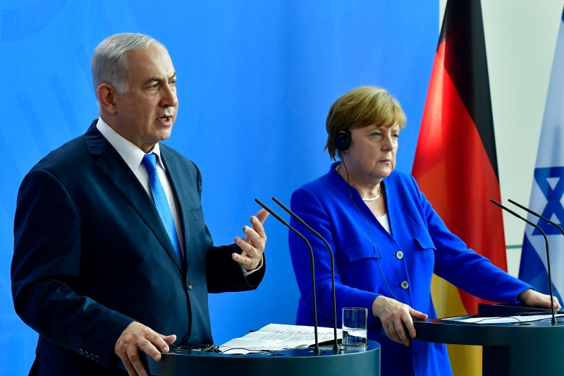 Premiê israelense compartilhou com Angela Merkel (d) informações sobre o programa nuclear iraniano