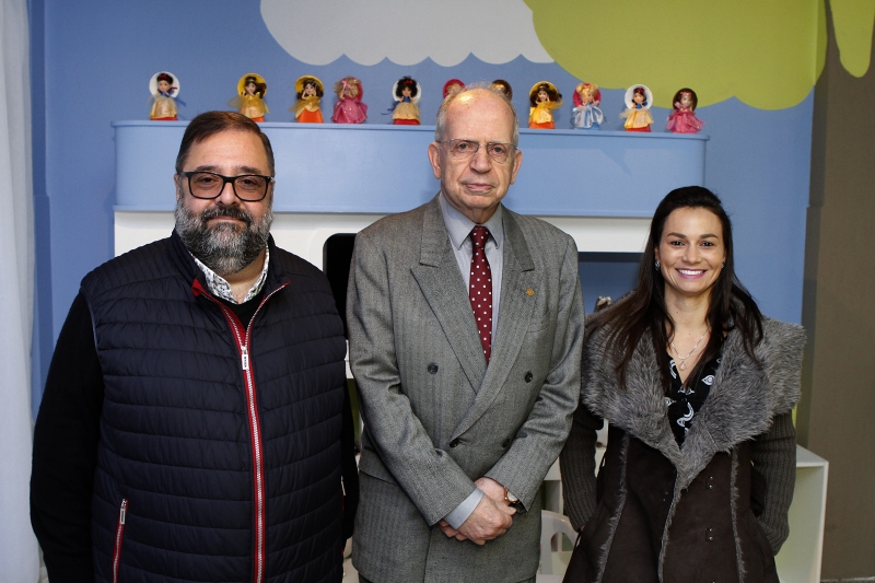 O leiloeiro Daniel Chaieb com Alfredo Englert, provedor da Santa Casa, e Janaina Audino, do Instituto Jama   